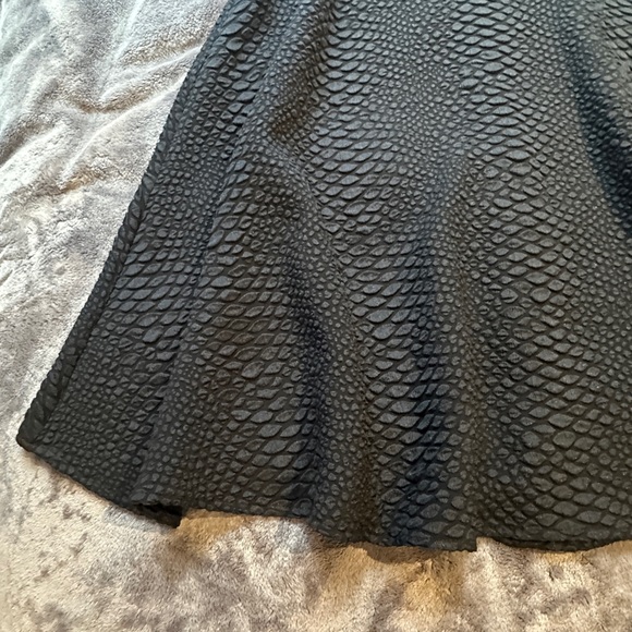 Black High Waist Skirt Midi Circle Textured Fabric Swing XS Small EUC Chic Light - Picture 5 of 8
